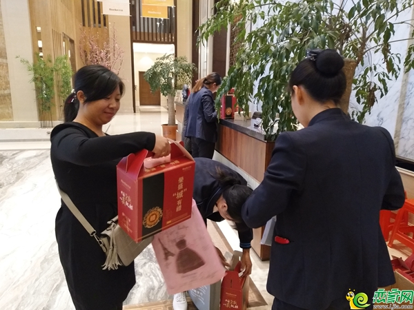 客戶正在領(lǐng)取禮品