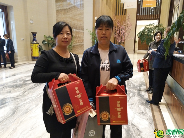 客戶正在領(lǐng)取禮品