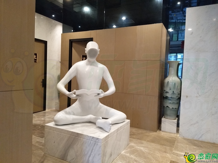 嘉實(shí)城銷(xiāo)售大廳內(nèi)