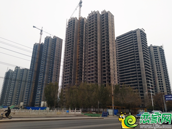 沿沁河拍攝卓冠美景城