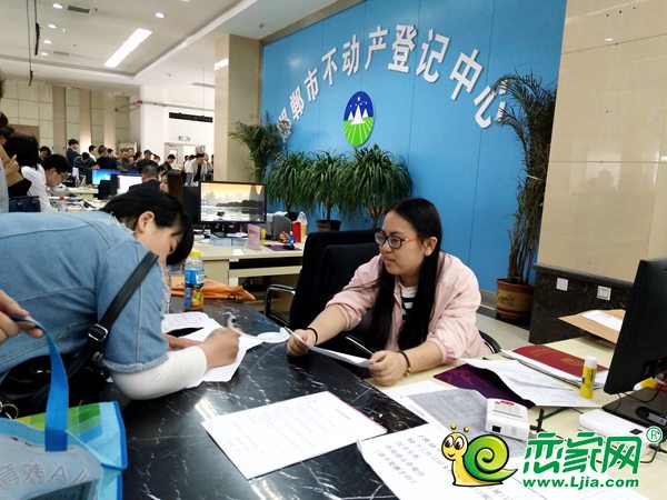 邯鄲市不動(dòng)產(chǎn)登記中心辦理過戶手續(xù)現(xiàn)場